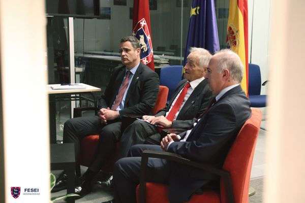Reunión que mantuvieron con la Catedrática de Relaciones Internacionales.