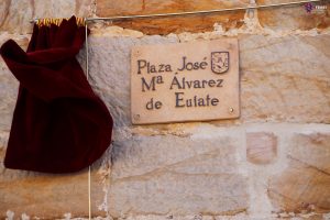 Una placa de la nueva plaza: “ José María Álvarez de Eulate”