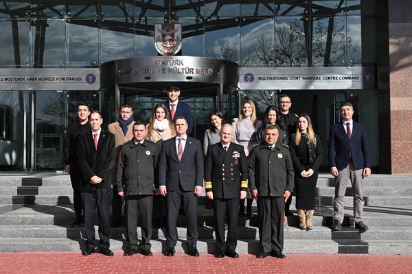 Del 25 al 28 de noviembre una delegación de FESEI con alumnos de la XVI Promoción del Máster en Liderazgo, Diplomacia e Inteligencia, Oficial Analista de Inteligencia.